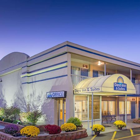 Days Inn & Suites By Wyndham Dayton North Kültér fotó