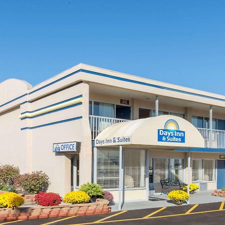 Days Inn & Suites By Wyndham Dayton North Kültér fotó