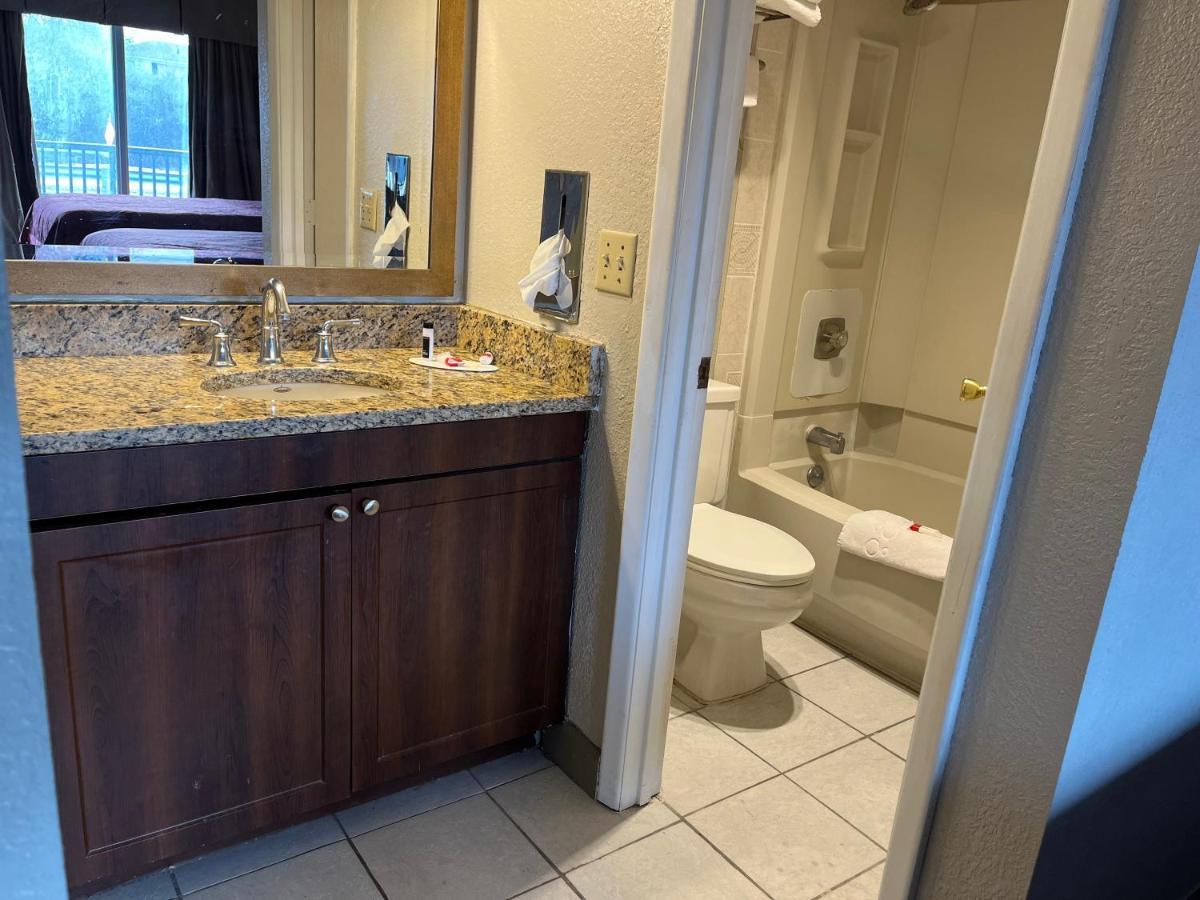 Days Inn & Suites By Wyndham Dayton North Kültér fotó