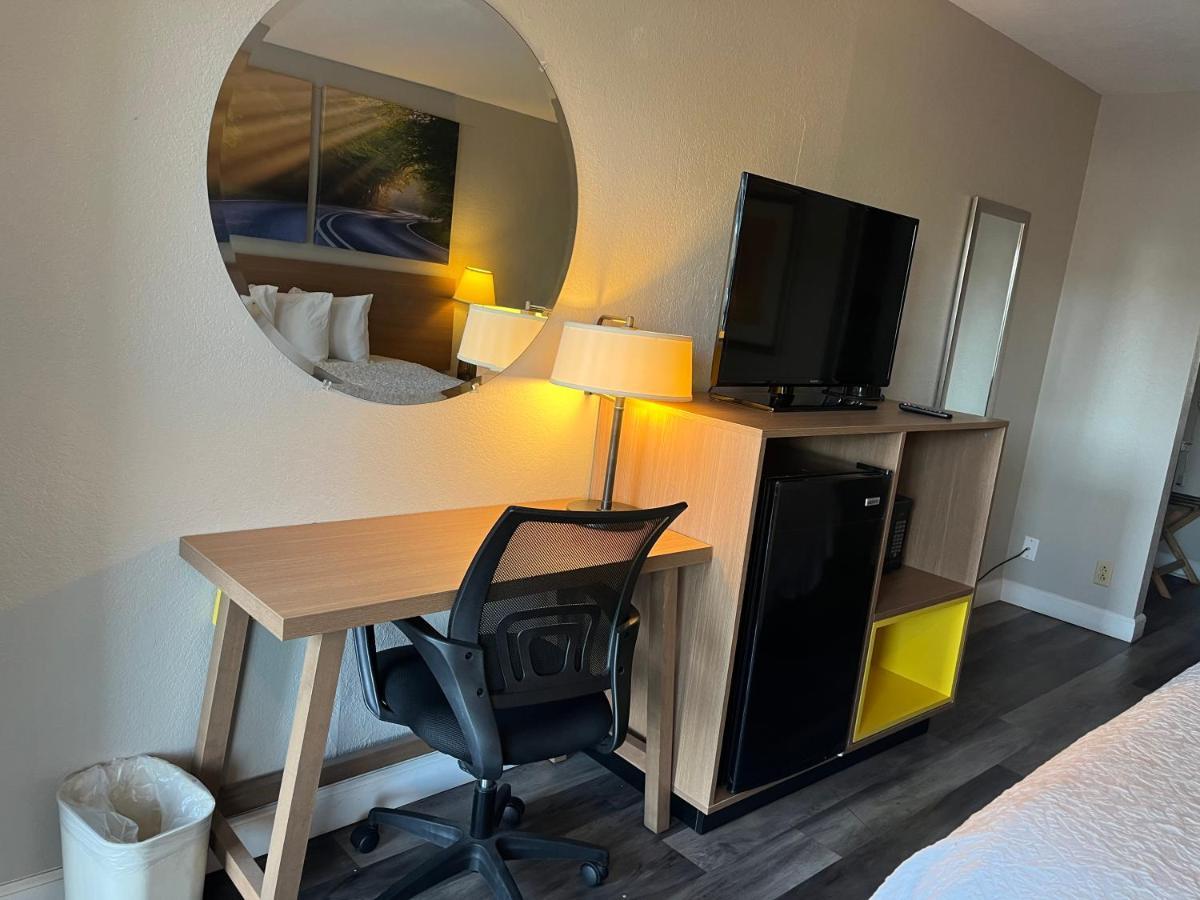 Days Inn & Suites By Wyndham Dayton North Kültér fotó