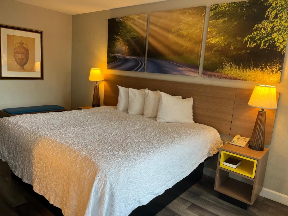 Days Inn & Suites By Wyndham Dayton North Kültér fotó