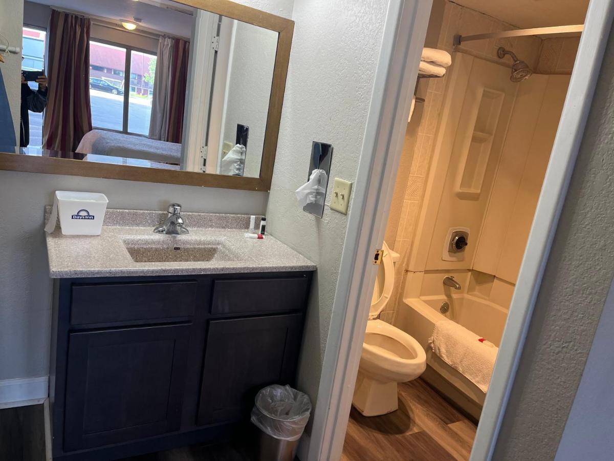 Days Inn & Suites By Wyndham Dayton North Kültér fotó