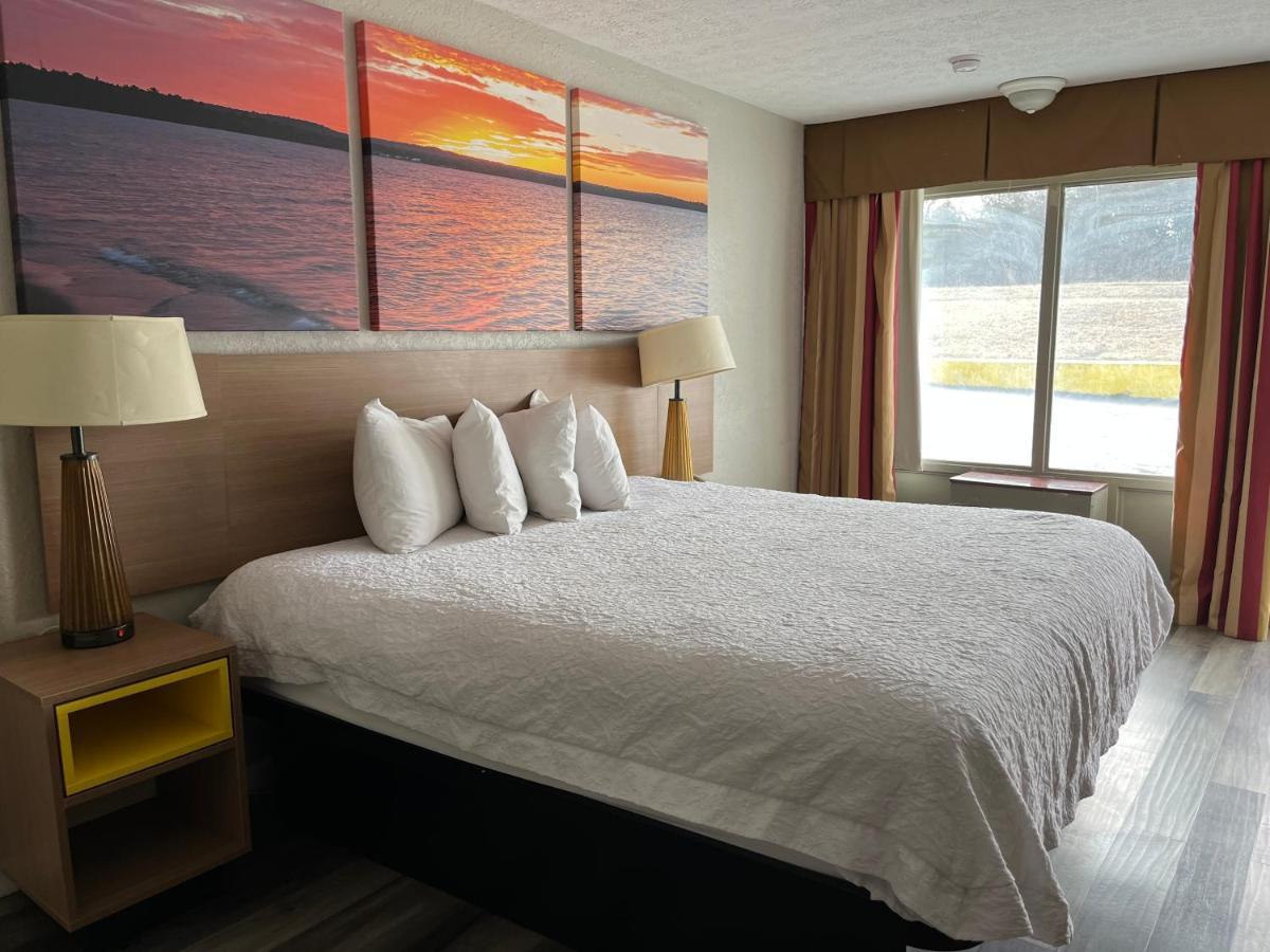 Days Inn & Suites By Wyndham Dayton North Kültér fotó