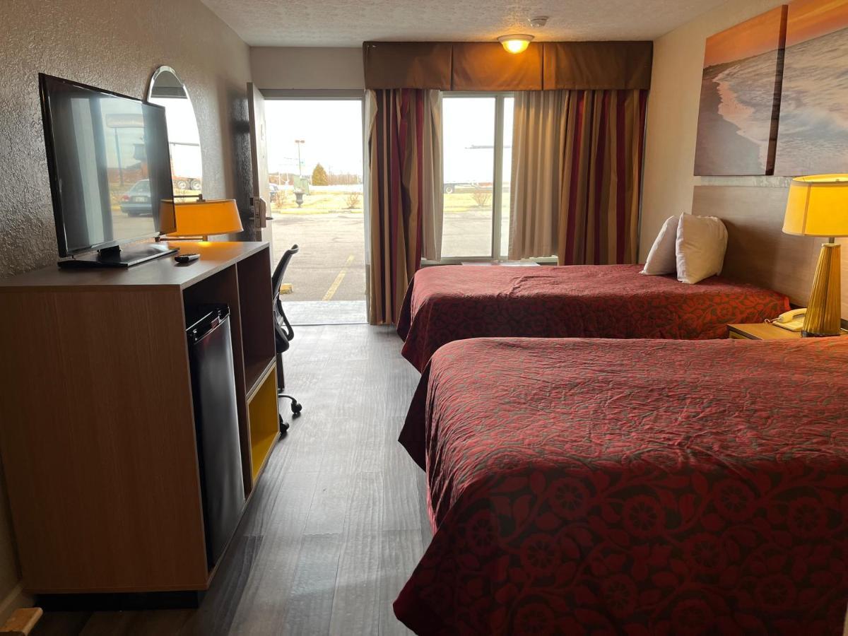 Days Inn & Suites By Wyndham Dayton North Kültér fotó