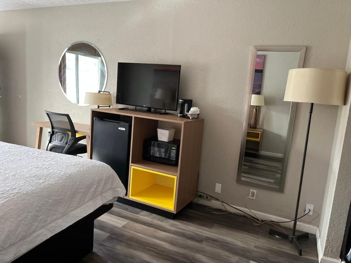 Days Inn & Suites By Wyndham Dayton North Kültér fotó