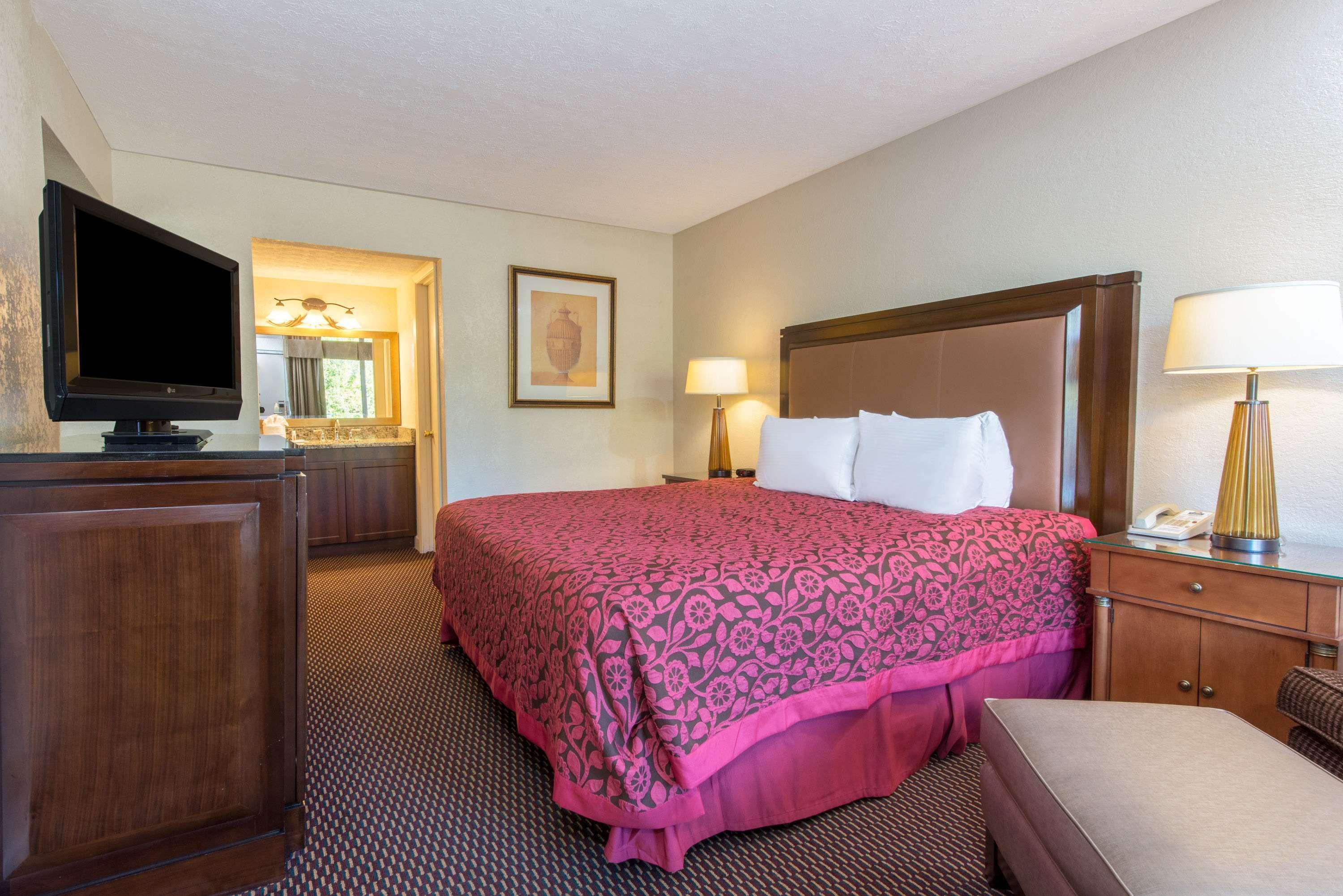 Days Inn & Suites By Wyndham Dayton North Kültér fotó