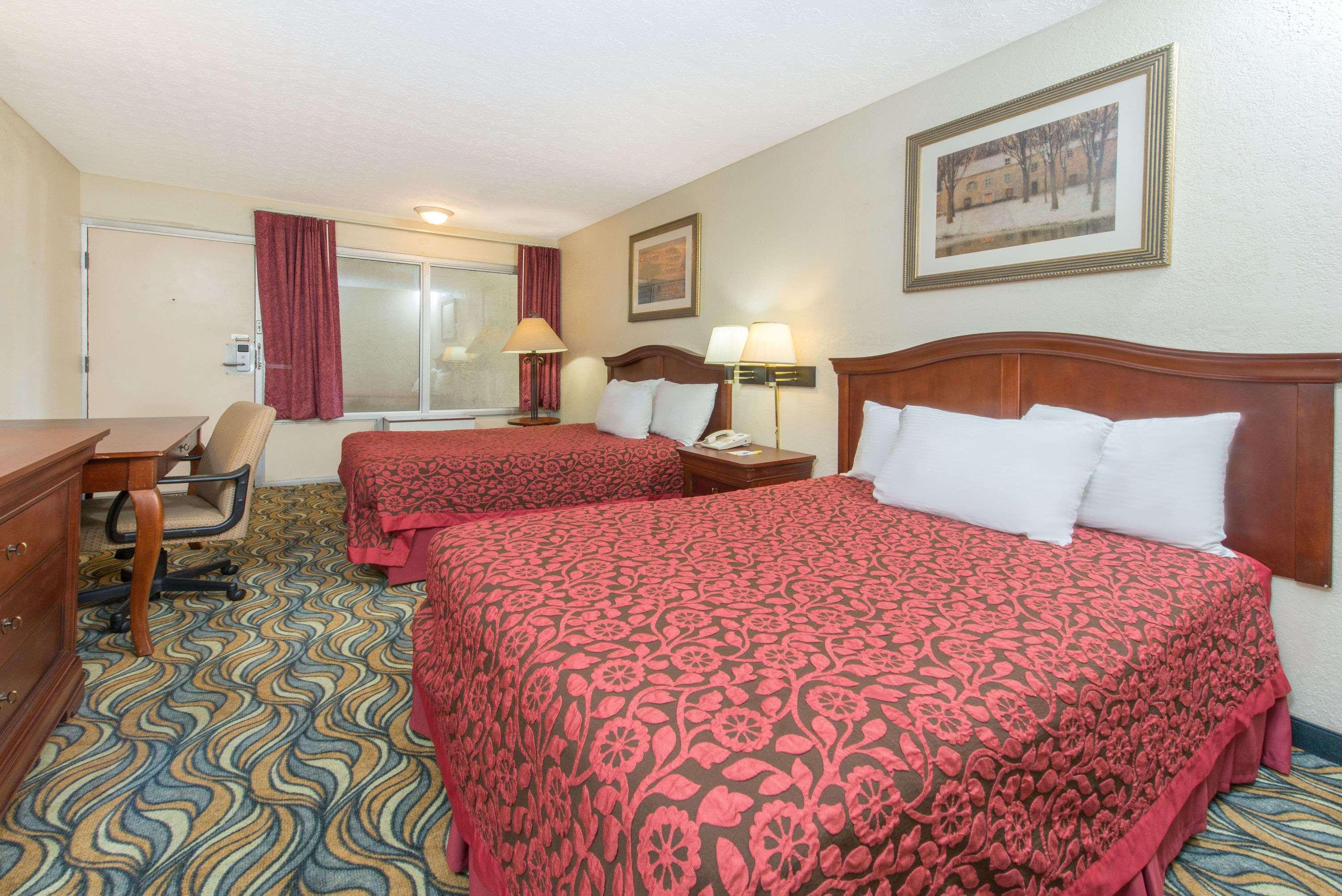 Days Inn & Suites By Wyndham Dayton North Kültér fotó