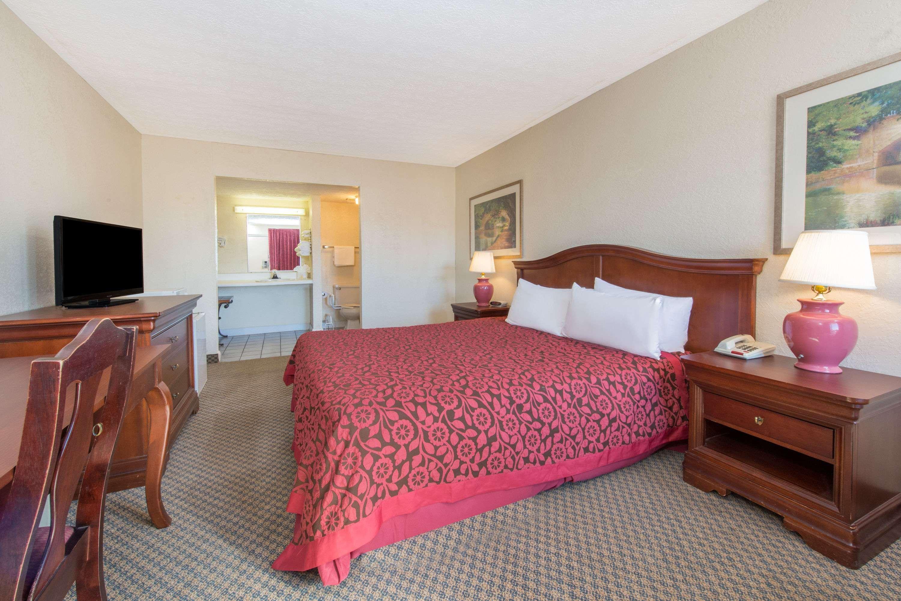 Days Inn & Suites By Wyndham Dayton North Kültér fotó