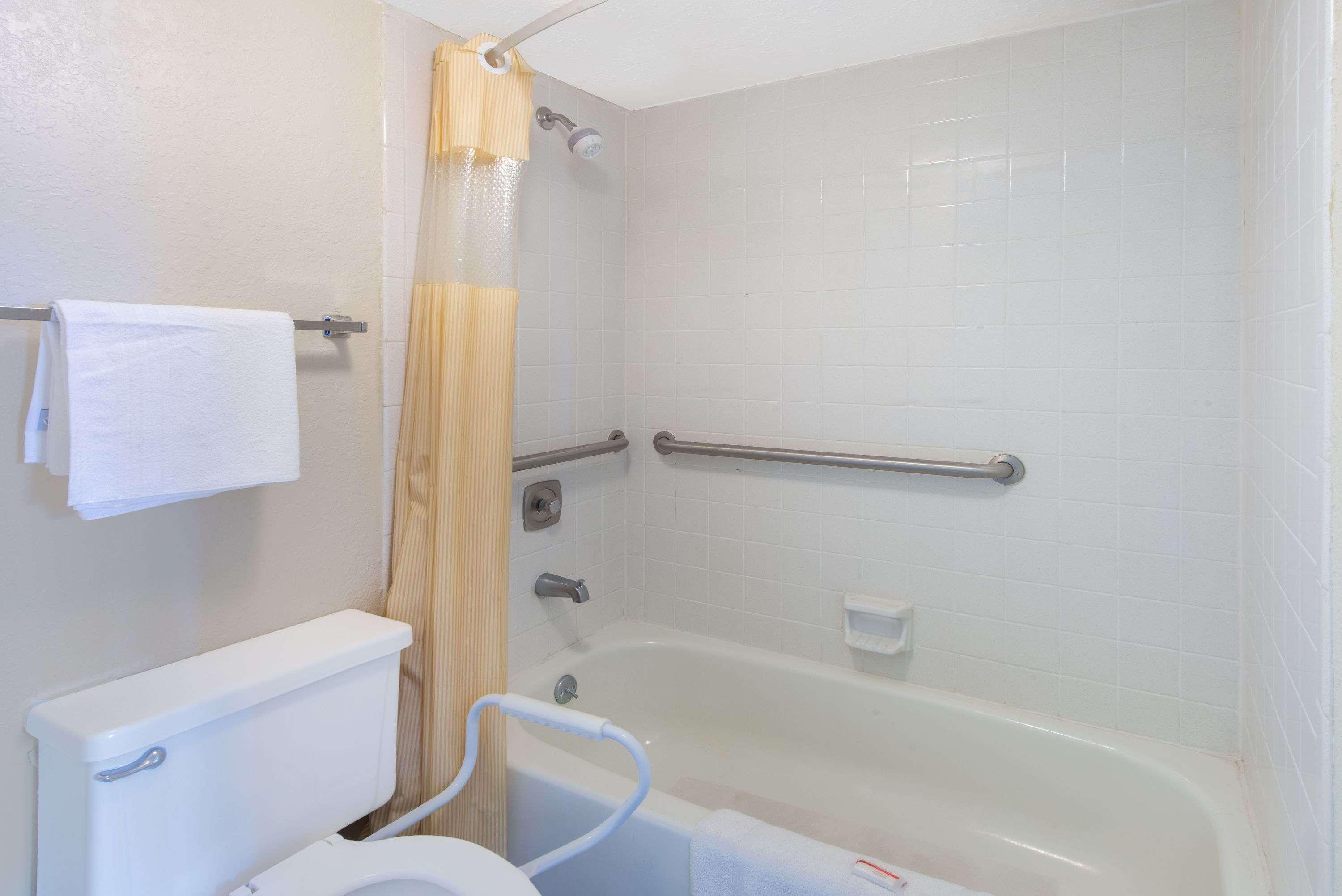 Days Inn & Suites By Wyndham Dayton North Kültér fotó