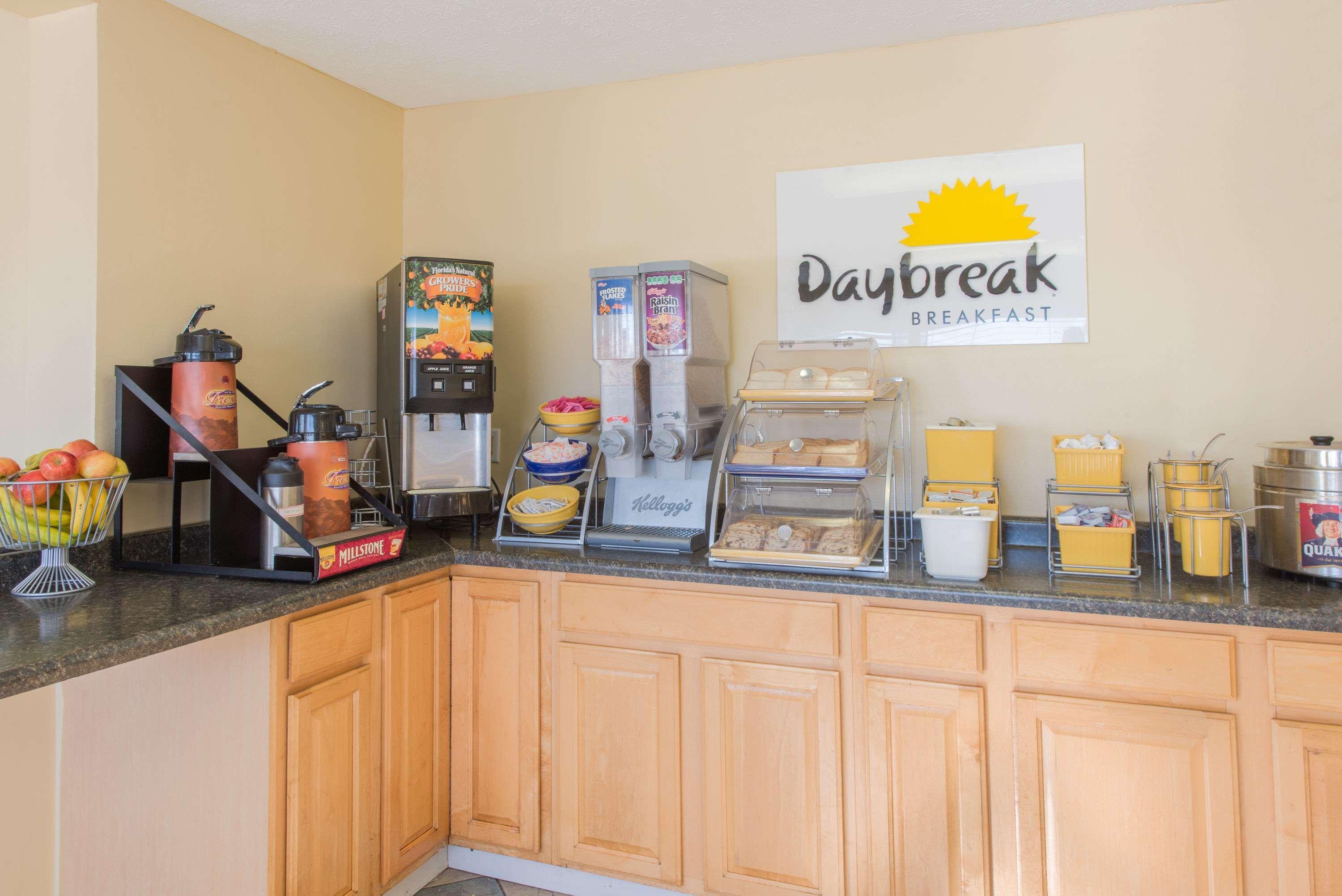 Days Inn & Suites By Wyndham Dayton North Kültér fotó