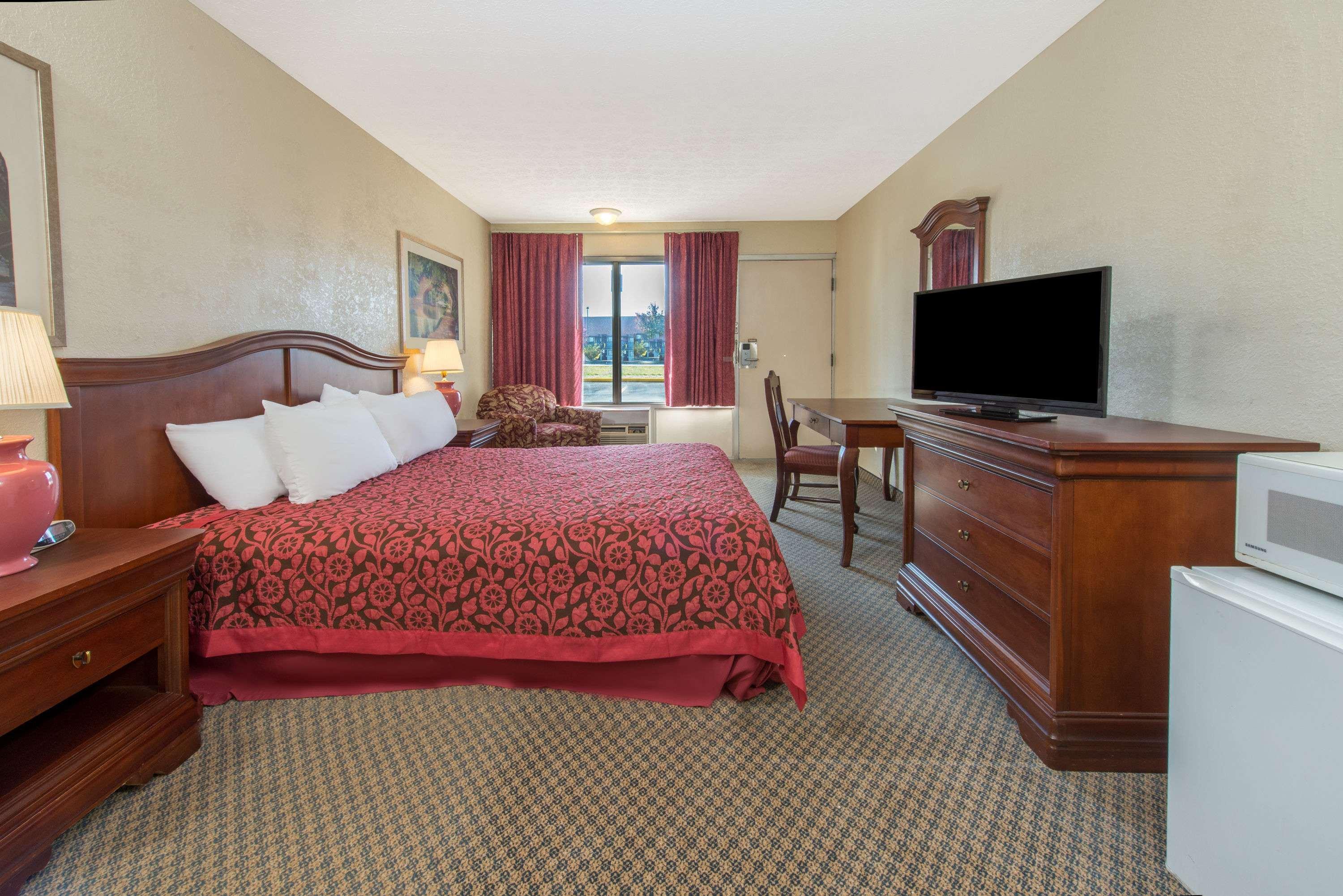 Days Inn & Suites By Wyndham Dayton North Kültér fotó