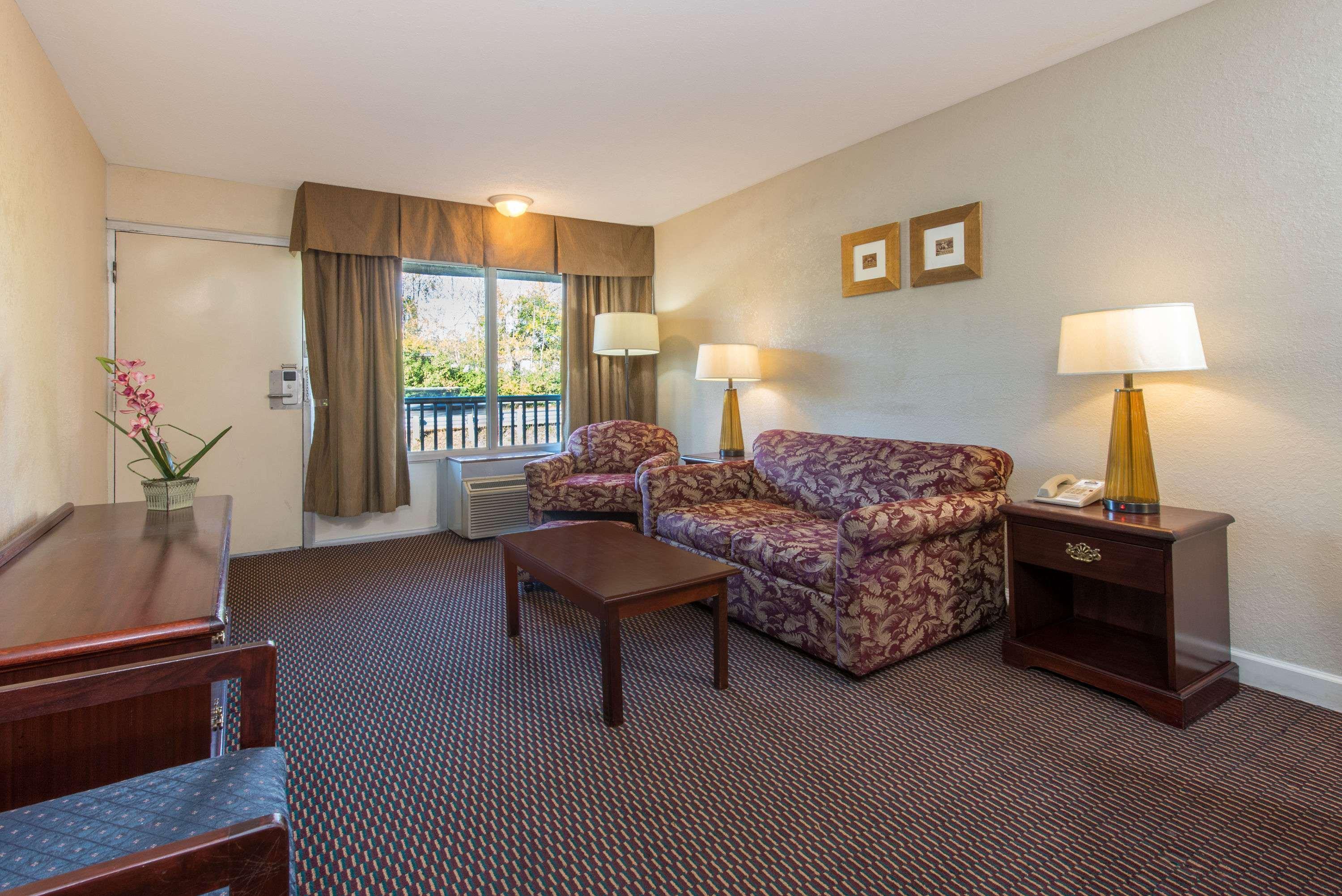 Days Inn & Suites By Wyndham Dayton North Kültér fotó