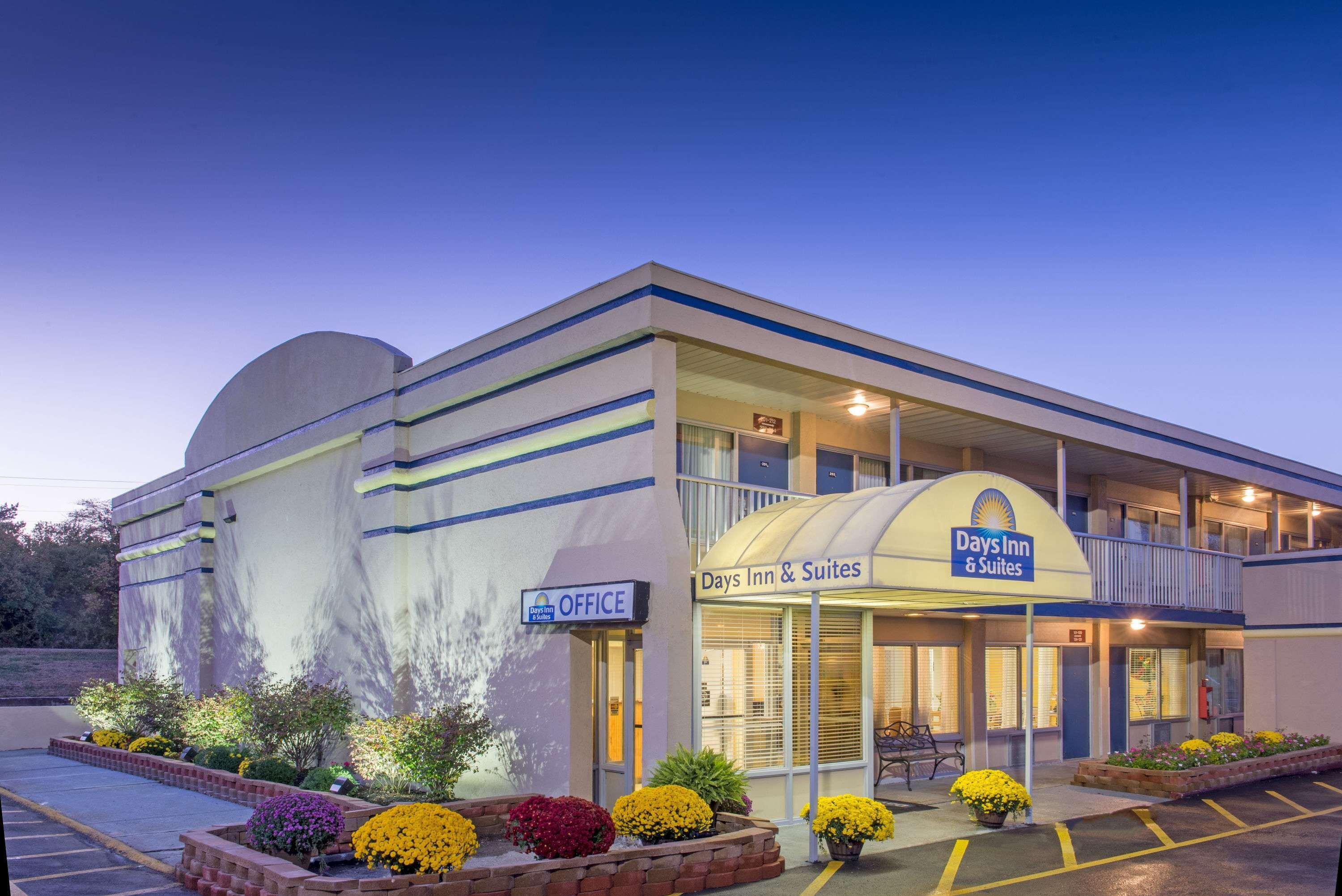 Days Inn & Suites By Wyndham Dayton North Kültér fotó