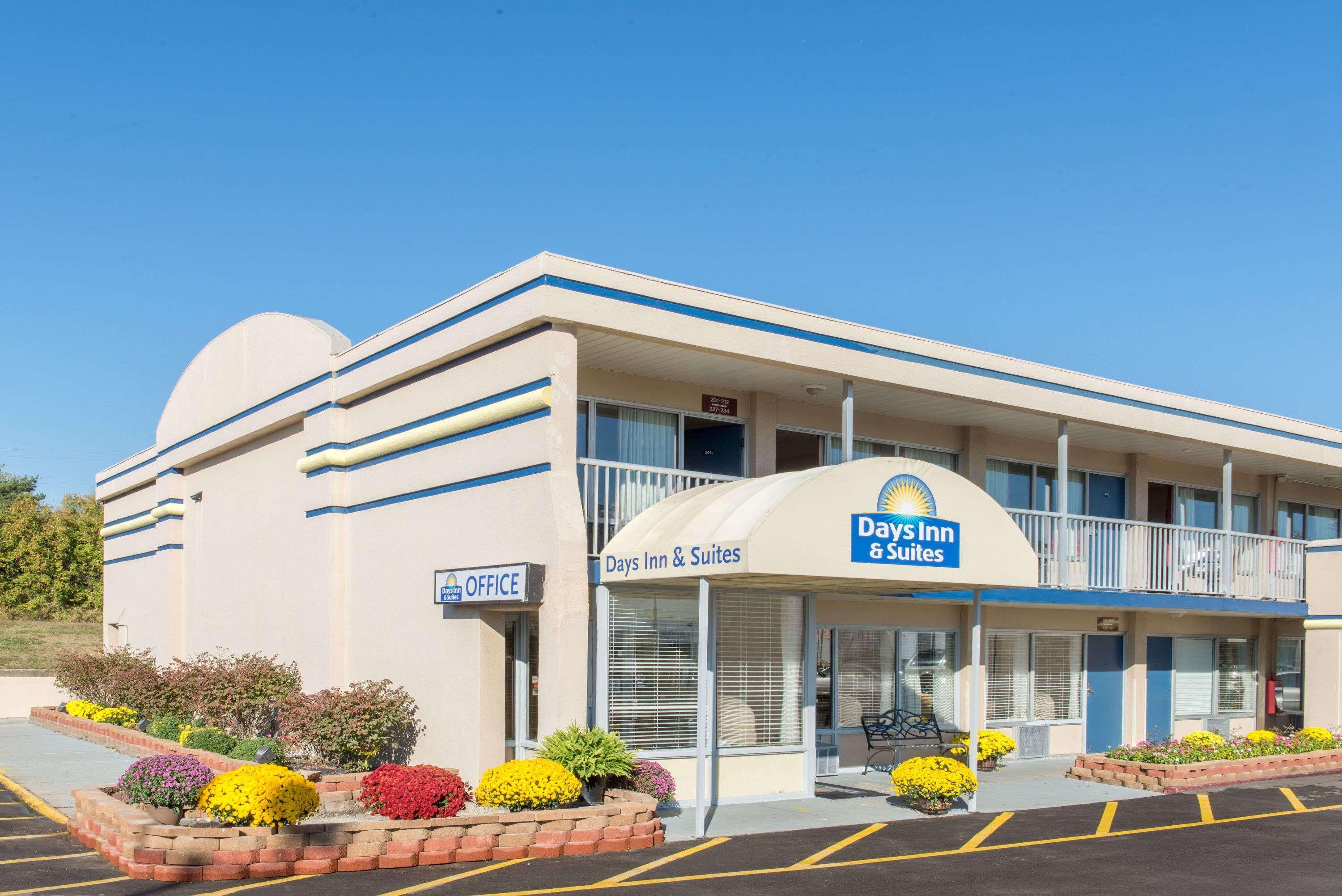 Days Inn & Suites By Wyndham Dayton North Kültér fotó