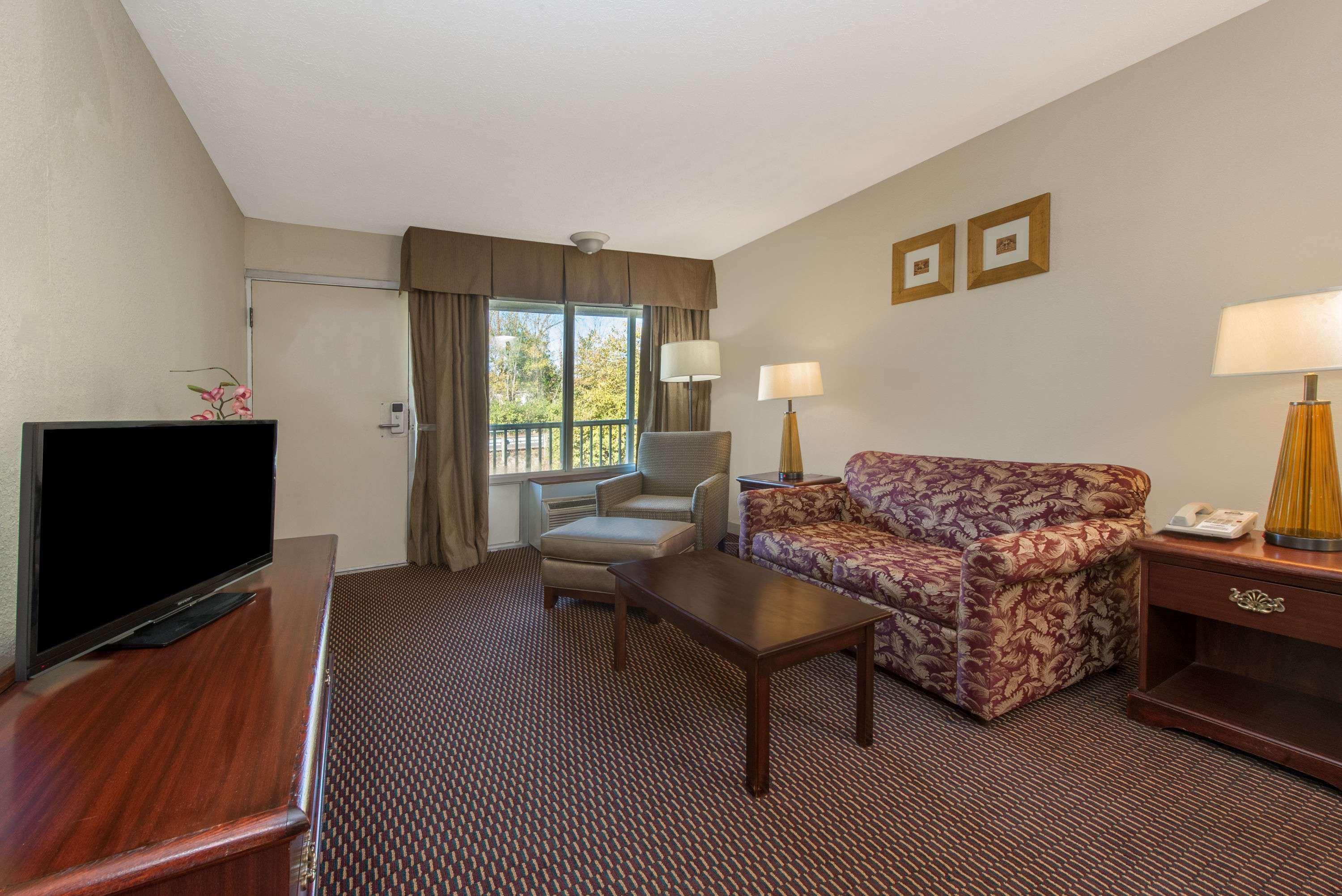 Days Inn & Suites By Wyndham Dayton North Kültér fotó