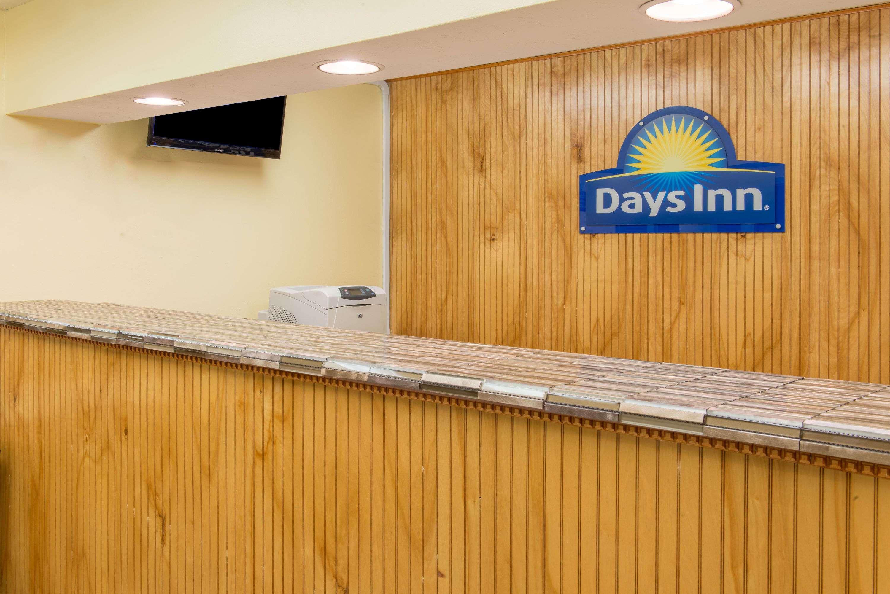 Days Inn & Suites By Wyndham Dayton North Kültér fotó